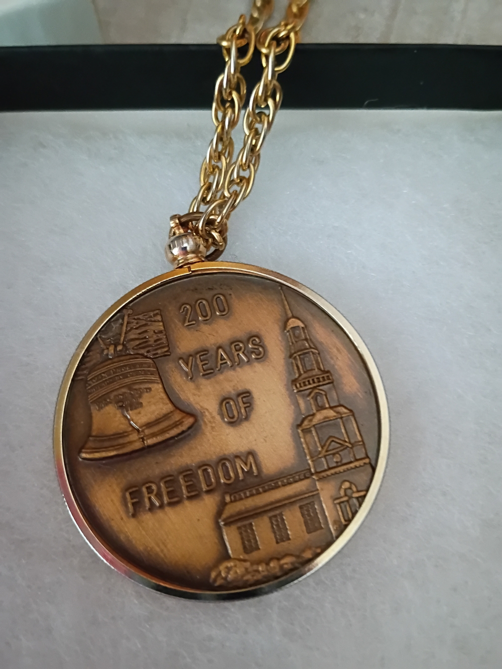 Vintage Gold Tone Bicentennial 1776-1976 Medallion Freedom Necklace 200 Years